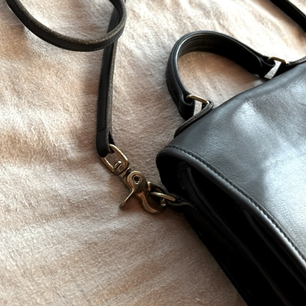 Vintage Coach Classic Leather Crossbody - Picture 4 of 13